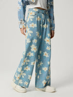 Load image into Gallery viewer, Pocketed Floral Wide Leg Jeans
